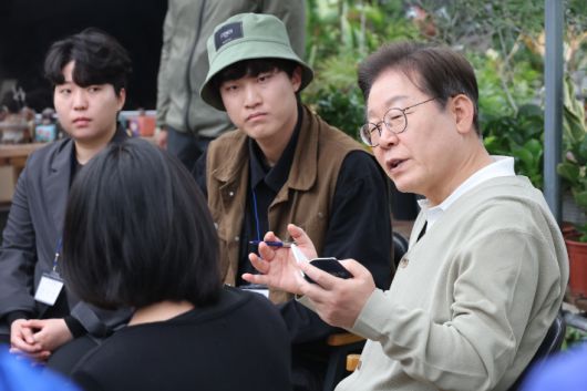 이재명 대통령이 대선 당시 청년들을 만나 대화 하고 있다. 연합뉴스