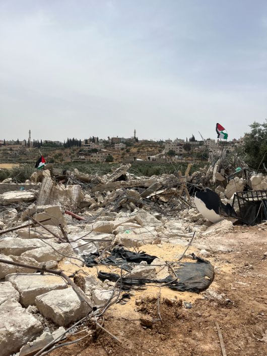 팔레스타인 서안지구 알 무카이르(Al-Mughayyir). 이스라엘점령군은 이른 아침 마을을 습격하고 모든 입구를 봉쇄한 뒤 팔레스타인 가옥 파괴를 시작했다. 자아 활동가 제공