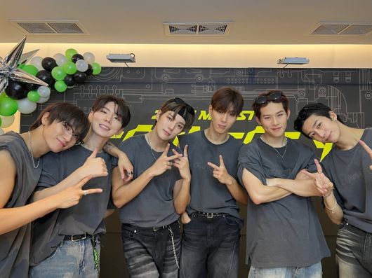 사흘 간의 '커넥트 엑스' 서울 공연을 마친 몬스타엑스는 오는 9월 1일 컴백한다. 몬스타엑스 공식 트위터