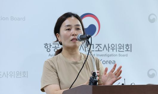 지난 19일 무안국제공항 관리동 3층에서 열릴 예정이었던 12·29 제주항공 여객기 참사 엔진 정밀조사 결과 브리핑이 취소된 후 김유진 유가족 대표가 입장을 밝히고 있다. 연합뉴스