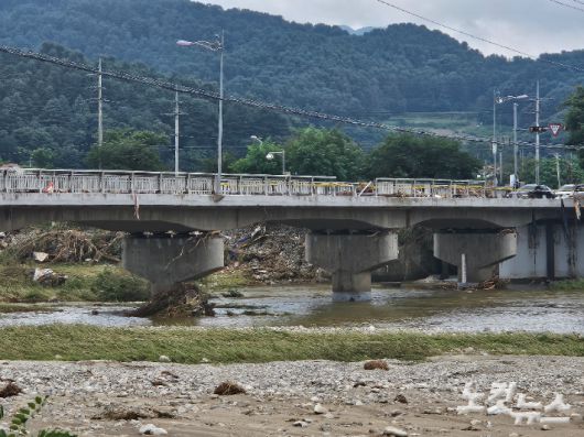 21일 오전 경기 가평군 조종면 대보교 밑에 전날 떠내려 온 나무와 토사물들이 쌓여 있다. 고무성 기자