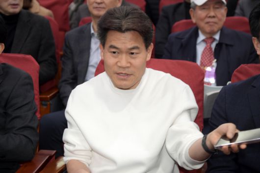 국민의힘 윤상현 의원과 한국사 강사 전한길이 19일 서울 여의도 국회 의원회관에서 열린 미래자유연대 국민 대토론회에 참석하고 있다. 윤창원 기자