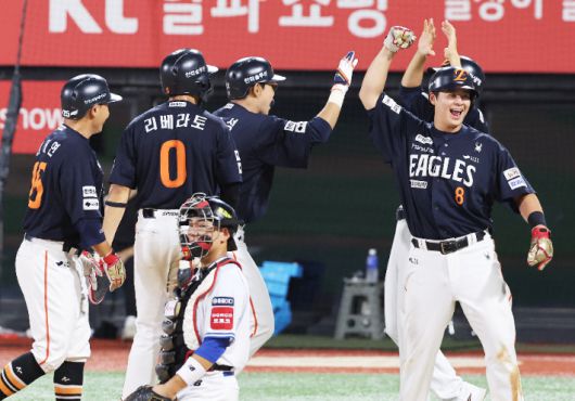 지난 20일 경기도 수원케이티위즈파크에서 열린 2025 KBO리그 프로야구 한화 이글스와 kt wiz의 경기. 9회초 1사 주자 만루에서 한화 채은성이 만루홈런을 치고 더그아웃으로 들어가며 기뻐하고 있다. 연합뉴스