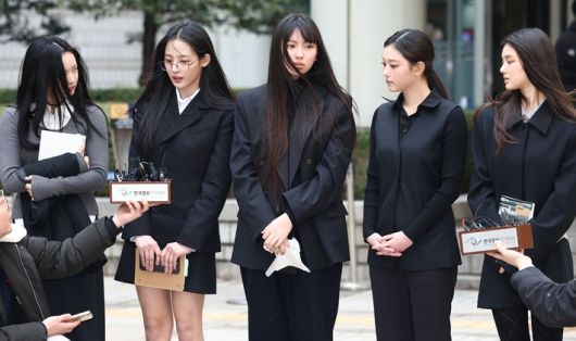 올해 3월 7일 열린 어도어가 뉴진스 멤버들을 상대로 제기한 '기획사 지위보전 및 광고계약 체결 등 금지 가처분' 심문기일을 마치고 취재진 앞에 선 뉴진스. 연합뉴스