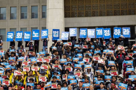 민주노총이 21일 국회 본청 앞에서 노조법 2·3조 개정안의 즉각 통과를 촉구하면서 농성에 돌입하는 기자회견을 하고 있다. 민주노총 제공