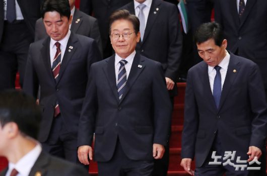 이재명 대통령이 26일 오전 서울 여의도 국회에서 2025년도 제2회 추가경정예산안에 대한 정부의 시정연설을 마치고 국회를 나서며 인사를 하고 있다. 윤창원 기자