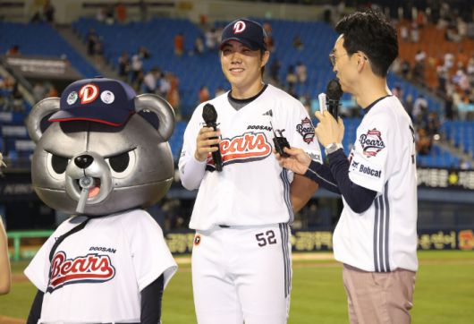 두산 박준순이 23일 한화와 홈 경기에서 구단이 뽑은 수훈 선수로 홈 펜들 앞에서 인터뷰를 하고 있다. 두산