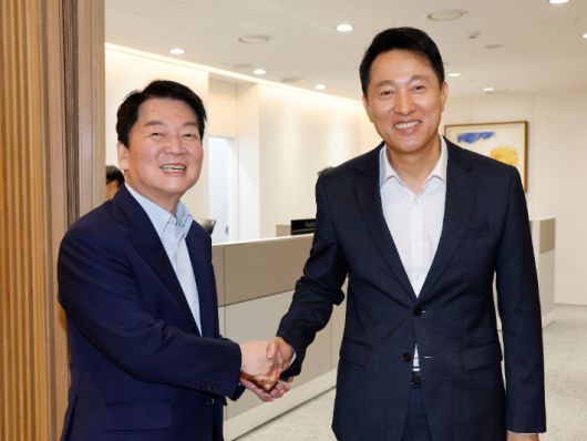 오찬 회동하는 안철수-오세훈     (서울=연합뉴스) 최재구 기자 = 국민의힘 당권 주자인 안철수 의원이 24일 오세훈 서울시장과 오찬 회동을 위해 서울시청을 방문해 오ㅍ시장과 인사하고 있다. 2025.7.24  [공동취재]     jjaeck9@yna.co.kr (끝)   <저작권자(c) 연합뉴스, 무단 전재-재배포, AI 학습 및 활용 금지> 연합뉴스