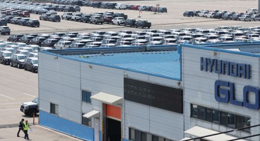 경기도 평택항 부근에 수출용 차들이 세워져 있는 모습. 연합뉴스