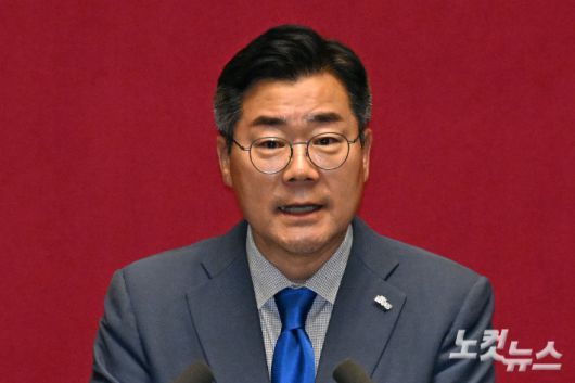 더불어민주당 박찬대 의원이 23일 서울 여의도 국회에서 열린 본회의에서 5분 자유발언을 하고 있다. 윤창원 기자