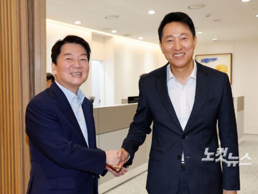 오찬 회동하는 안철수-오세훈     (서울=연합뉴스) 최재구 기자 = 국민의힘 당권 주자인 안철수 의원이 24일 오세훈 서울시장과 오찬 회동을 위해 서울시청을 방문해 오ㅍ시장과 인사하고 있다. 2025.7.24  [공동취재]     jjaeck9@yna.co.kr (끝)   <저작권자(c) 연합뉴스, 무단 전재-재배포, AI 학습 및 활용 금지> 연합뉴스
