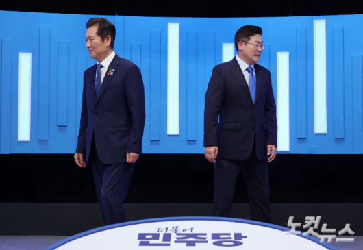 더불어민주당 정청래·박찬대 당대표 후보가 16일 서울 양천구 목동 SBS에서 열린 TV토론회에 앞서 기념촬영을 한 뒤 자리로 돌아가고 있다. 국회사진기자단