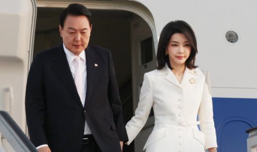 2022년 6월 28일 나토 정상회의 참석을 위해 스페인에 도착한 윤석열 전 대통령과 부인 김건희씨. 이때 김씨가 착용한 브로치는 2천만원 대 티파니앤코사 제품으로 알려졌다. 연합뉴스