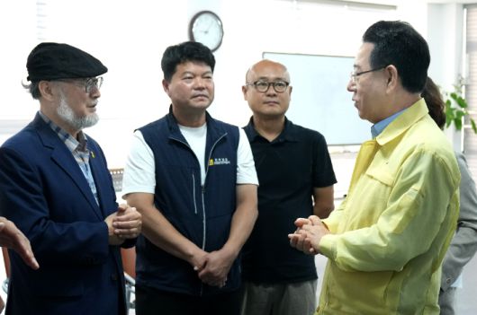 김영록 전라남도지사가 25일 나주 공익활동지원센터를 방문, 나주 이주노동자 인권침해 피해자와 면담을 마친 뒤 관계자들과 이야기를 나누고 있다. 전라남도 제공