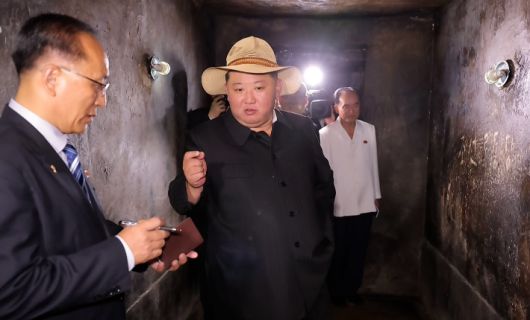 김정은 국무위원장이 지난 24일 당·정부, 무력기관의 지도간부들과 함께 '반제계급교양의 거점'인 신천계급교양관을 돌아보는 모습. 연합뉴스