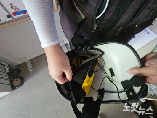 땀이 고인 이씨의 반모형 헬멧. 나채영 기자