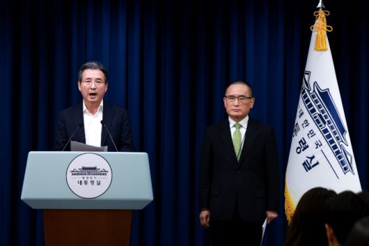 김용범 대통령실 정책실장(왼쪽)과 위성락 국가안보실장이 25일 서울 용산 대통령실 청사에서 이날 강훈식 대통령비서실장 주재로 열린 통상대책회의 관련 브리핑을 하고 있다. 연합뉴스