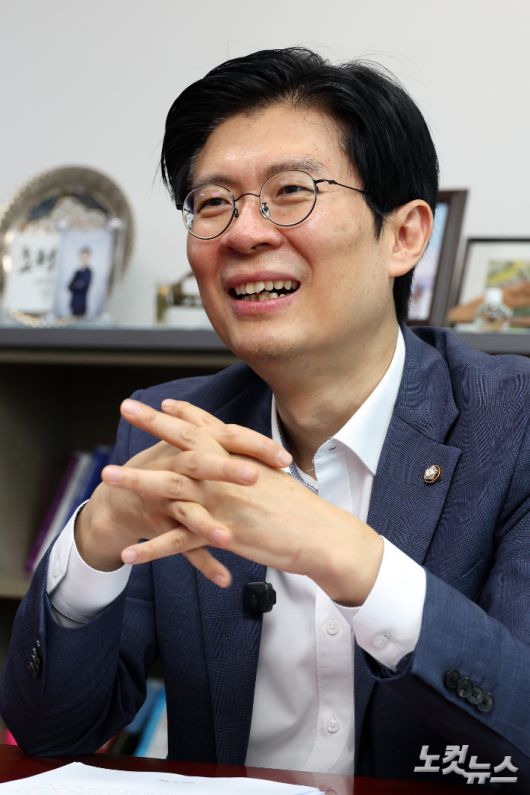 조정훈 의원은 계엄·탄핵 당시 "원칙적 옳고그름과 정치적 유·불리가 마구 섞여 있었다"며 당내 필요한 목소리를 충분히 내지 못했다고 반성했다. 윤창원 기자