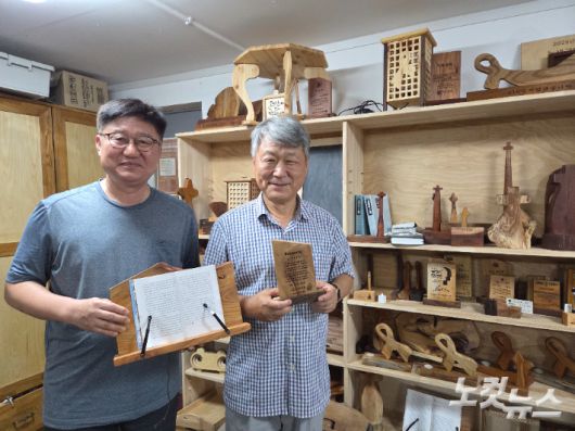 '수연 아빠' 이재복(61·왼쪽)씨와 박인환(69) 목사가 416 희망목공소가 만드는 제품을 들어보이고 있다. 정성욱 기자