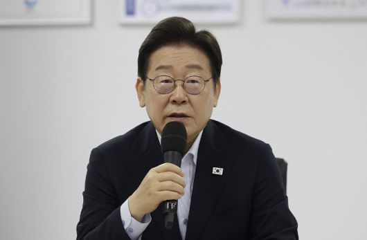 이재명 대통령이 25일 경기 시흥시 SPC 삼립 시화공장에서 열린 산업재해 근절 현장 노사간담회에서 발언하고 있다. 연합뉴스