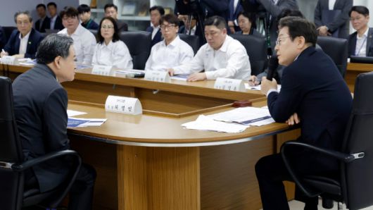 지난 25일 이재명 대통령이 경기 시흥시 SPC 삼립 시흥 공장에서 열린 산업재해 근절 현장 노사간담회에서 허영인 SPC그룹 회장(왼쪽)과 논의하고 있다. 연합뉴스