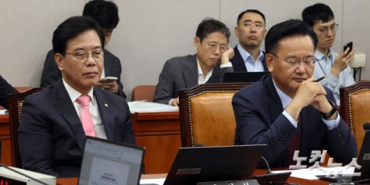 29일 서울 여의도 국회에서 열린 운영위원회 전체회의에서 민의힘 송언석 비상대책위원장 겸 원내대표(왼쪽)와 유상범 원내수석부대표가 생각에 잠겨있다. 윤창원 기자