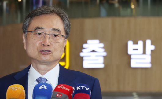 29일 일본을 방문하는 조현 외교부 장관이 서울 강서구 김포국제공항에서 취재진 질문에 답하고 있다. 연합뉴스