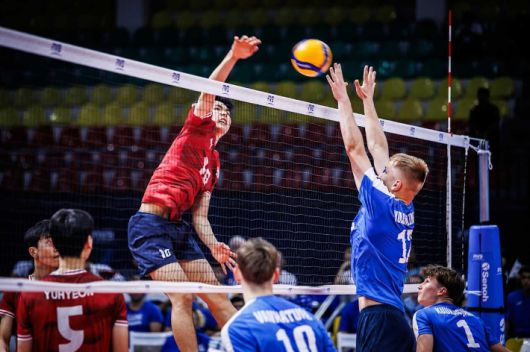 핀란드에 공격하는 한국 U-19 남자배구 대표팀. FIVB 홈피 캡처