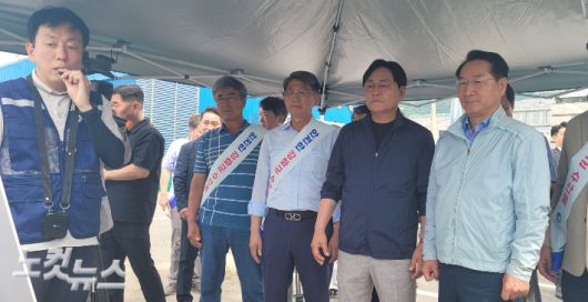 유 시장(오른쪽 끝)과 박 군수 등이 강화지역 해수 및 수산물 안전성에 관한 조사활동 관련 현황 보고를 받고 있다. 박창주 기자