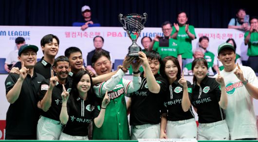우승컵을 들고 기뻐하는 하나카드 선수단과 관계자들. PBA