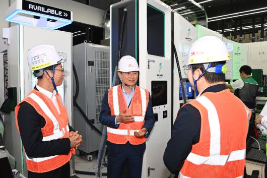 조용익 부천시장이 지난해 5월 부천 도당동에 위치한 SK시그넷 R&D센터를 방문해 현장을 둘러봤다. 부천시 제공