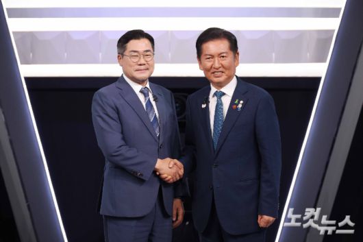 박찬대, 정청래 더불어민주당 당대표 후보가 27일 오후 서울 여의도 KBS 신관 공개홀에서 TV토론회 시작 전 악수를 하며 포즈를 취하고 있다. 국회사진기자단