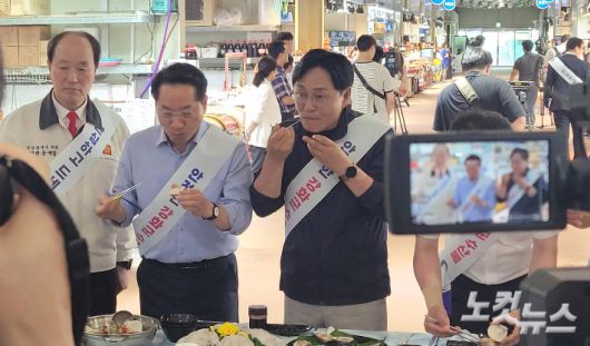 30일 유정복 인천시장과 박용철 강화군수 등이 인천 강화군 외포항 수산물 직판장에서 각종 수산물에 대한 시식을 진행했다. 박창주 기자