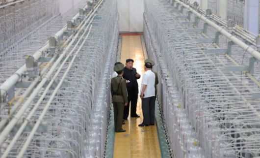 지난해 9월 핵무기연구소와 무기급 핵물질 생산시설을 방문한 김정은 북한 국무위원장. 연합뉴스