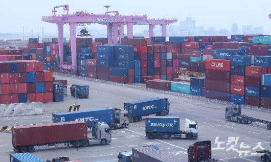인천신항에 컨테이너들이 쌓여 있다. 류영주 기자
