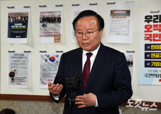 국민의힘 김문수 대선 후보 측과 한덕수 대선 예비후보 측이 단일화 협상을 재개한 10일 오후 김문수 후보 측 김재원 비서실장이 국회 본청 국민의힘 회의실에서 나와 입장을 밝히고 있다. 황진환 기자