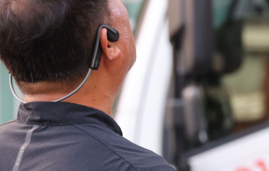 전북 전주에 6일째 폭염특보가 내려진 25일, 전주시 완산구 효자동의 한 아파트단지에서 창호 교체 작업을 하는 한 노동자의 얼굴에 땀이 가득하다. 연합뉴스