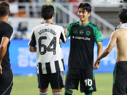 전진우와 대화하는 박승수. 연합뉴스