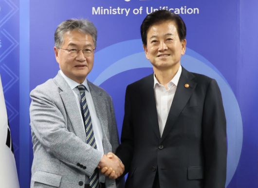 정동영 통일부 장관이 1일 서울 종로구 정부서울청사에서 조셉 윤 주한미국대사대리를 접견하며 악수하고 있다. 연합뉴스