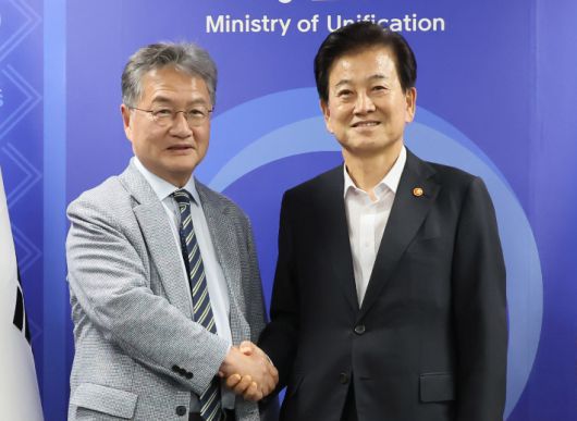 정동영 통일부 장관이 1일 서울 종로구 정부서울청사에서 조셉 윤 주한미국대사대리를 접견하며 악수하고 있다. 연합뉴스