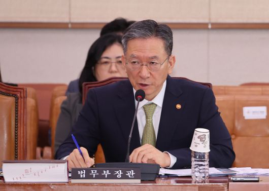 1일 서울 여의도 국회에서 열린 법제사법위원회 전체회의에서 정성호 법무부 장관이 의원질의에 답하고 있다. 연합뉴스