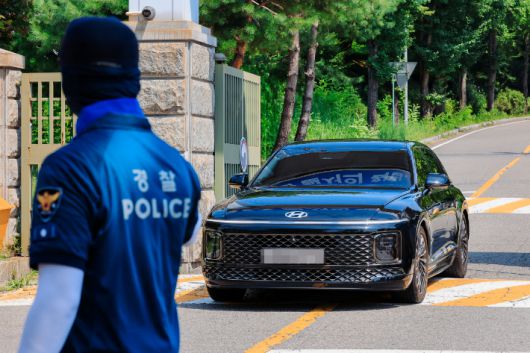 김건희 여사 관련 의혹들을 수사하는 민중기 특별검사팀 차량이 1일 윤석열 전 대통령에 대한 체포영장 집행에 실패한 뒤 경기도 의왕시 서울구치소에서 나오고 있다. 연합뉴스