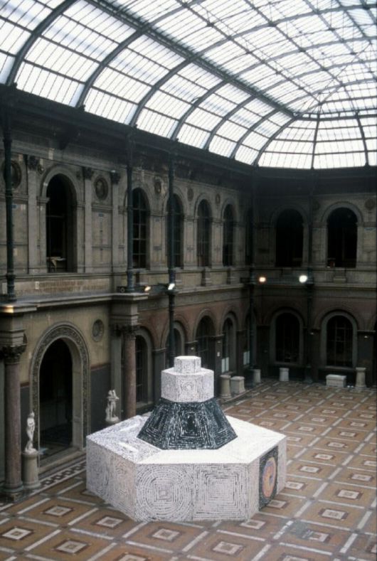 남궁환, 'Palais du Souffle - Transmigration', ink, phorsphorescent pigment on canvas & wood panel, lighting, 650x650x600cm(2002). 파리국립고등미술학교 본관 전시. 남궁환 작가 제공.