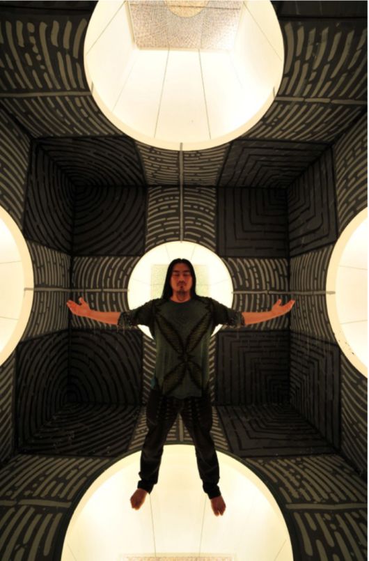 2011년 서울 환기미술관에서 개최된 That world, Day & Night 3인전 -남궁환, 김오안, 배정완-에서 남궁환 작가가 자신의 설치 작품  'Fort Intérieur - 양심의 심판' 내부에서 포즈를 취하고 있다. 남궁환 작가 제공