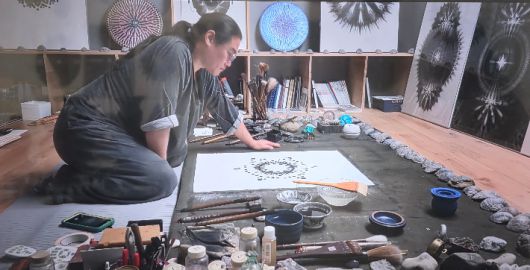 프랑스를 기반으로 서울울 오가며 활동 중인 남궁환(50) 작가가 프랑스 작업실에서 먹 작업을 하고 있다. 다큐멘터리 단편영화 'Mémoire des Étoiles(별의 기억)' 캡쳐