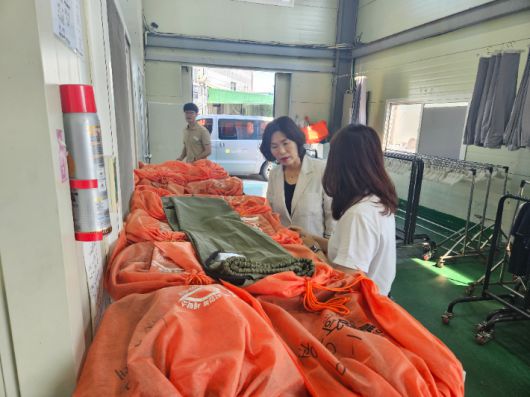 노동자 작업복 세탁소 방문 현장. 창원시 제공