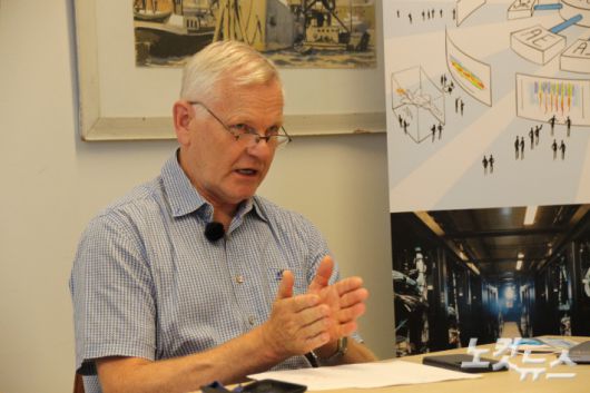 발언하는 케스 퓌크 네덜란드 델프트 공과대학 컴퓨터 과학 및 공학 연구소 소장. 델프트=장윤우 기자