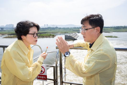 김성환 환경부 장관이 지난달 24일 세종시 세종보를 찾아 4대강 재자연화 검토를 위해 현장을 살펴보고 있다. 환경부 제공