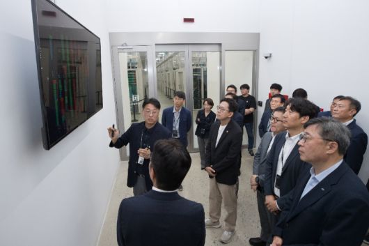 배경훈 과학기술정보통신부 장관이 지난달 24일 세종 네이버데이터센터를 방문해 시찰하고 있다. 과학기술정보통신부 제공