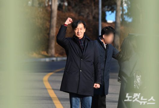 대법원으로부터 징역 2년 실형을 확정받은 조국 전 조국혁신당 대표가 서울구치소에 들어가는 모습. 의왕=황진환 기자